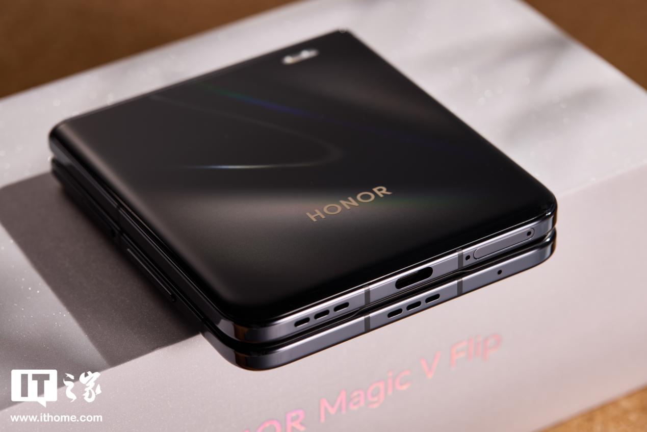 荣耀 Magic V Flip 手机图赏:拉高小折叠屏颜值上限