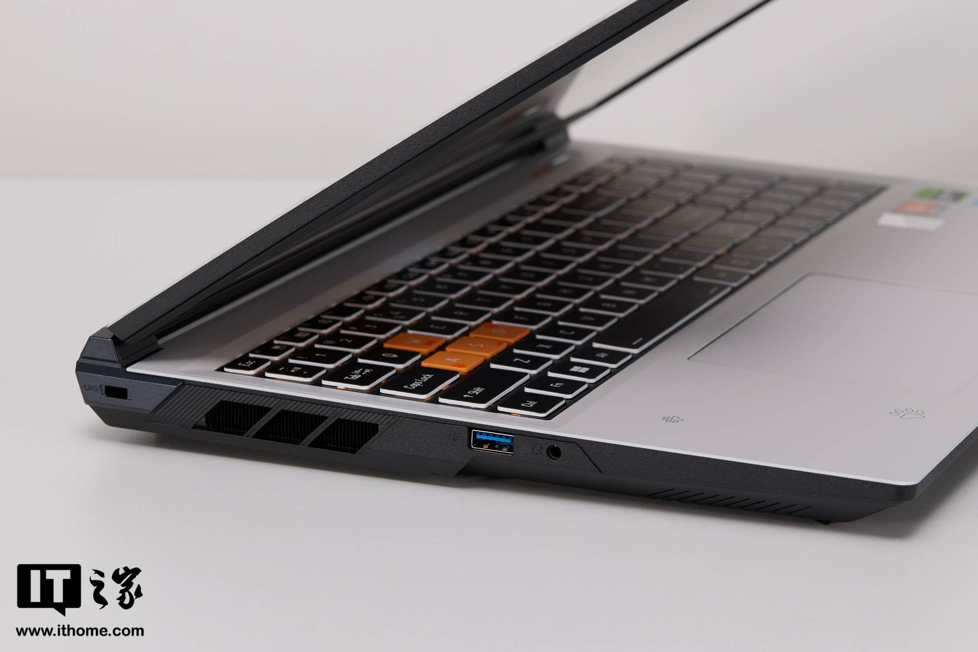 COLORFIRE 橘宝 MEOW R16 雪影白图赏，高颜值性能本，情绪价值拉满