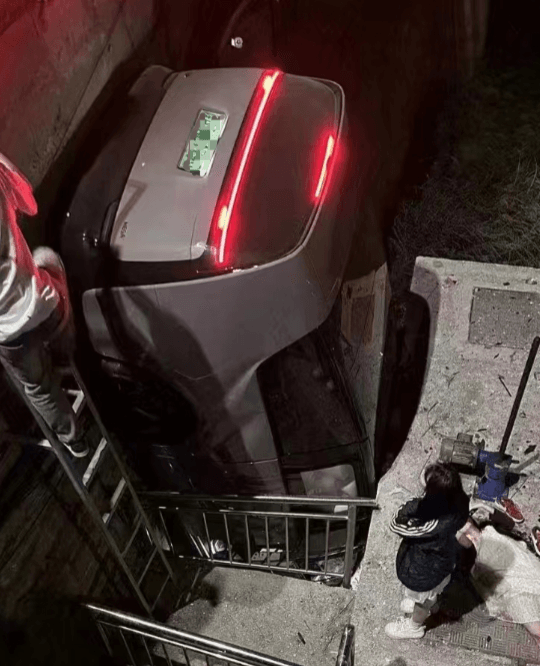 理想MEGA从7米高空坠落，官方：气囊全部正常点爆，人员均无大碍