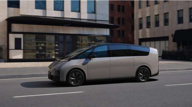 理想MEGA从7米高空坠落，官方：气囊全部正常点爆，人员均无大碍