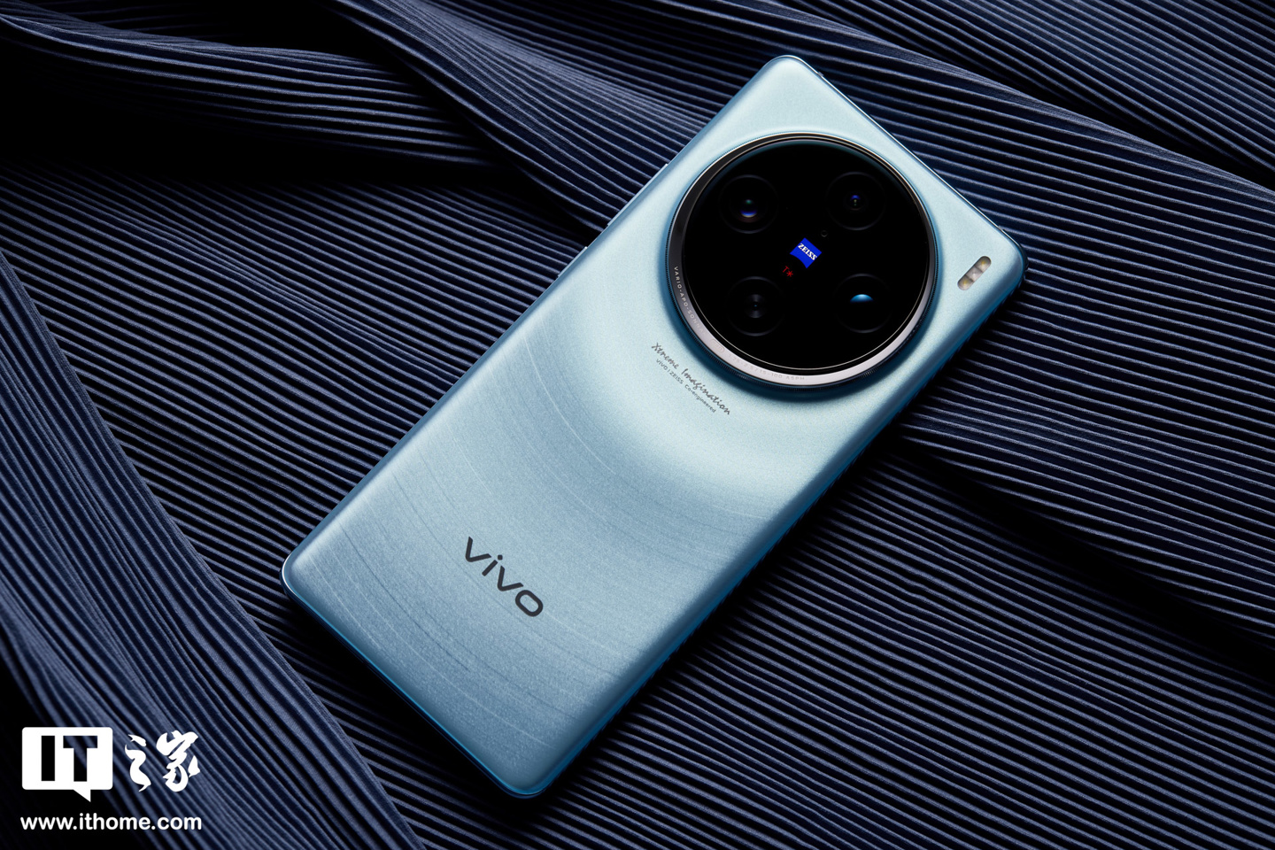 消息称 vivo X200 Pro 手机搭载“单点超声波屏下指纹”技术，采用 1.5K 四窄边四微曲屏