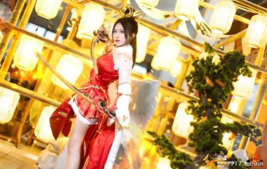 胸不巨何以聚天下！网游Coser的美少女们到底有多挣钱？