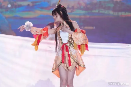 胸不巨何以聚天下！网游Coser的美少女们到底有多挣钱？