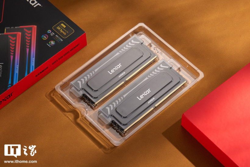 雷克沙战神之翼 ARES RGB DDR5 8000 内存图赏：炫彩白翼支持 RGB