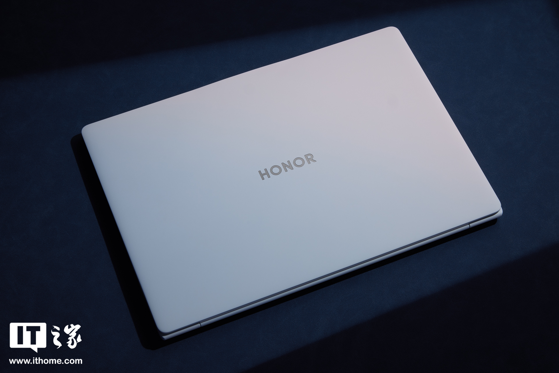 荣耀 MagicBook Art 14 图赏：荣耀首款旗舰超轻薄本
