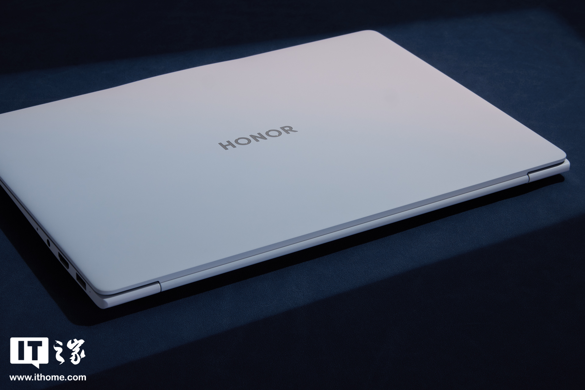 荣耀 MagicBook Art 14 图赏：荣耀首款旗舰超轻薄本