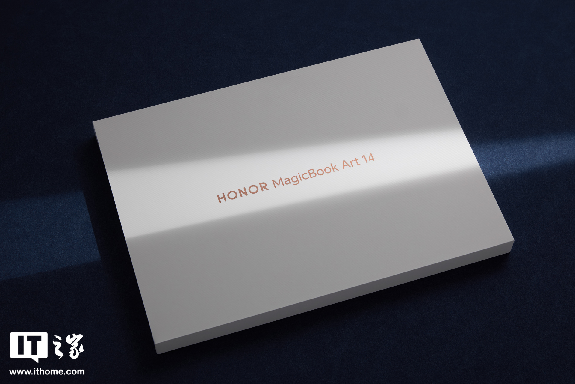 荣耀 MagicBook Art 14 图赏：荣耀首款旗舰超轻薄本
