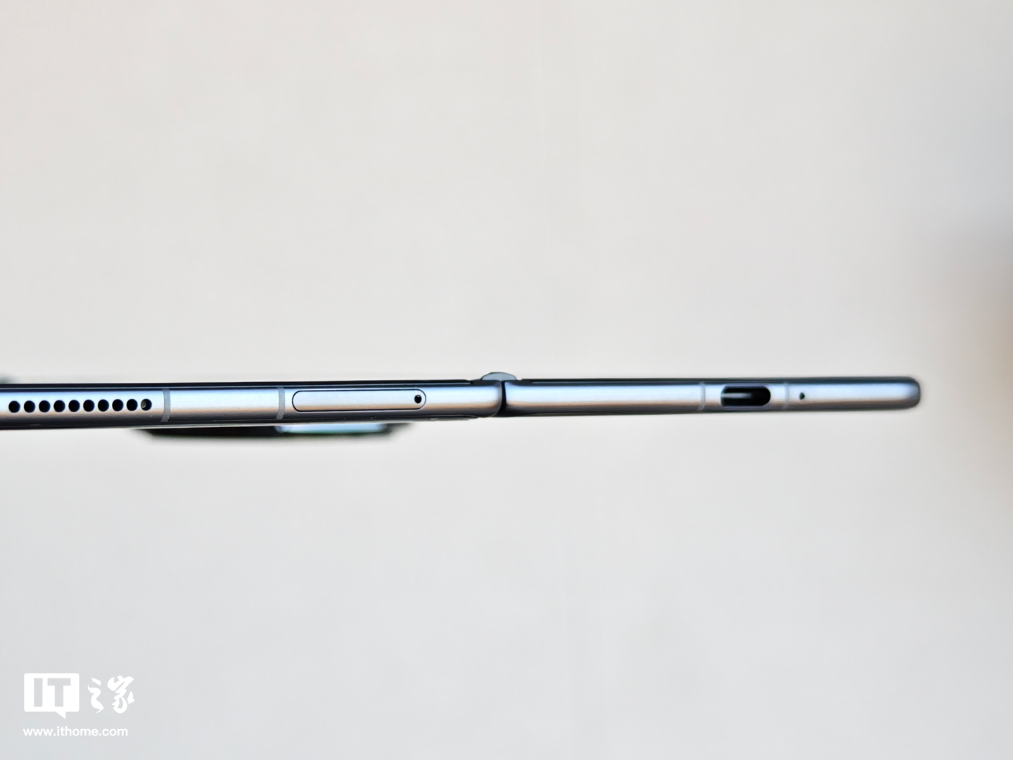 荣耀 Magic V3 实拍!打破 Magic V2 9.9mm 轻薄纪录