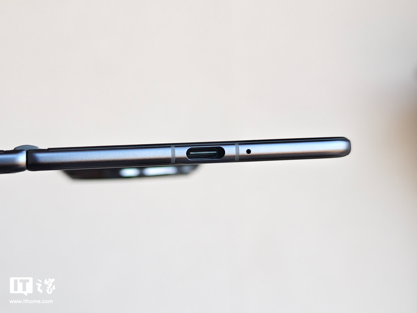 荣耀 Magic V3 实拍!打破 Magic V2 9.9mm 轻薄纪录