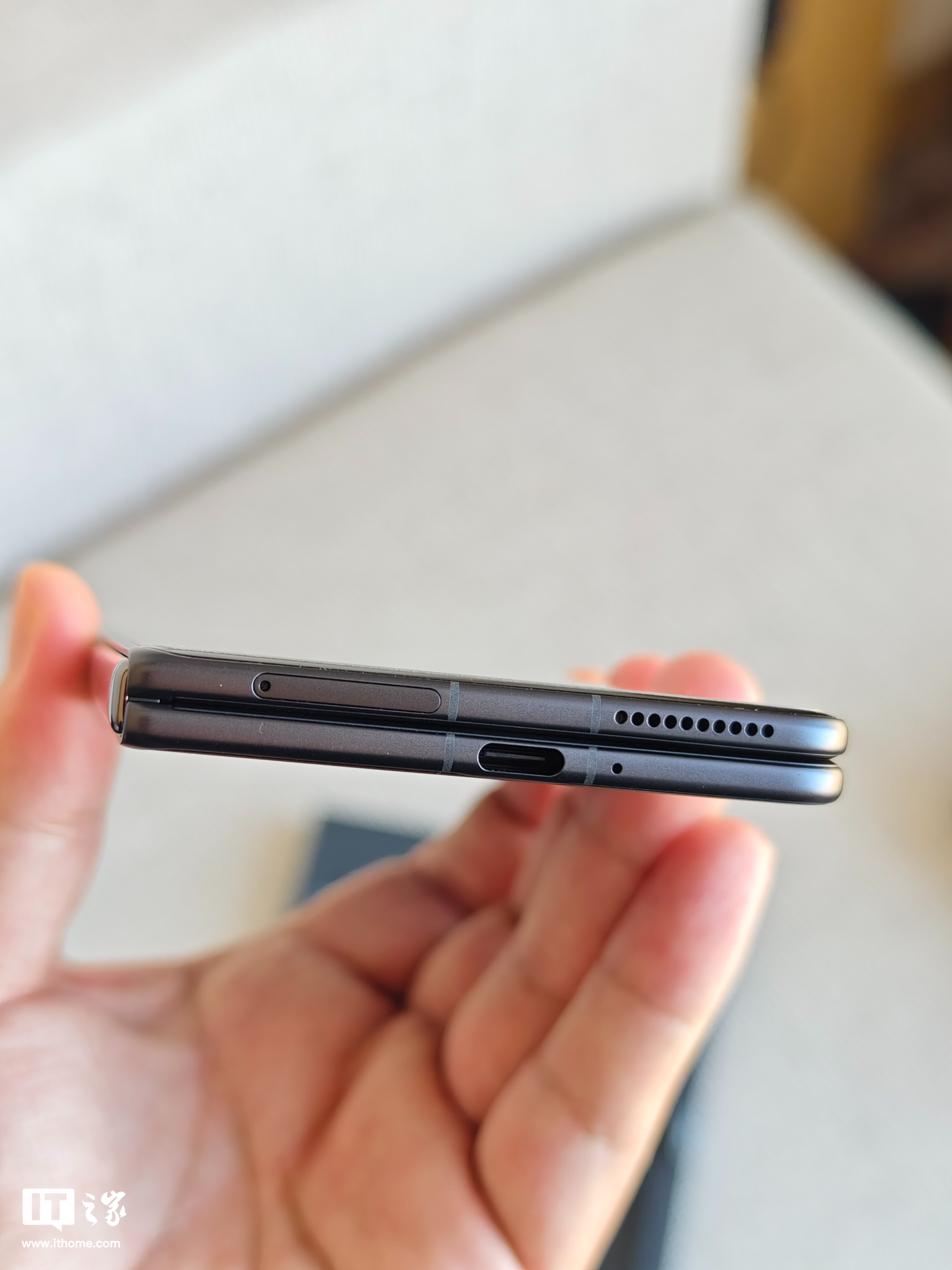 荣耀 Magic V3 实拍!打破 Magic V2 9.9mm 轻薄纪录