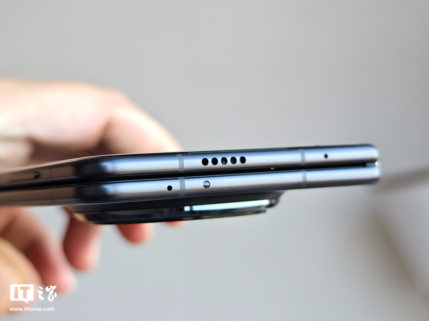 荣耀 Magic V3 实拍!打破 Magic V2 9.9mm 轻薄纪录