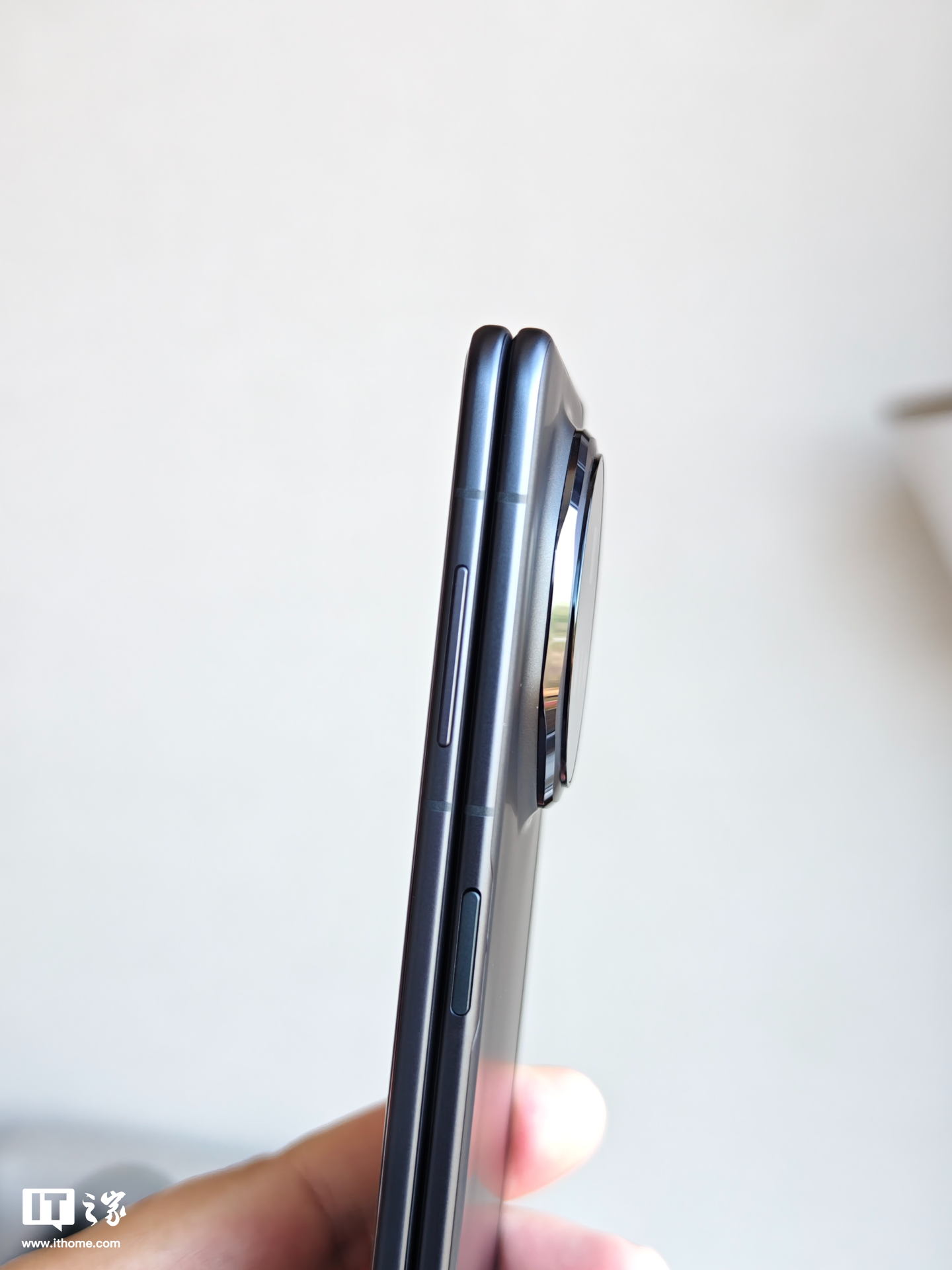 荣耀 Magic V3 实拍!打破 Magic V2 9.9mm 轻薄纪录