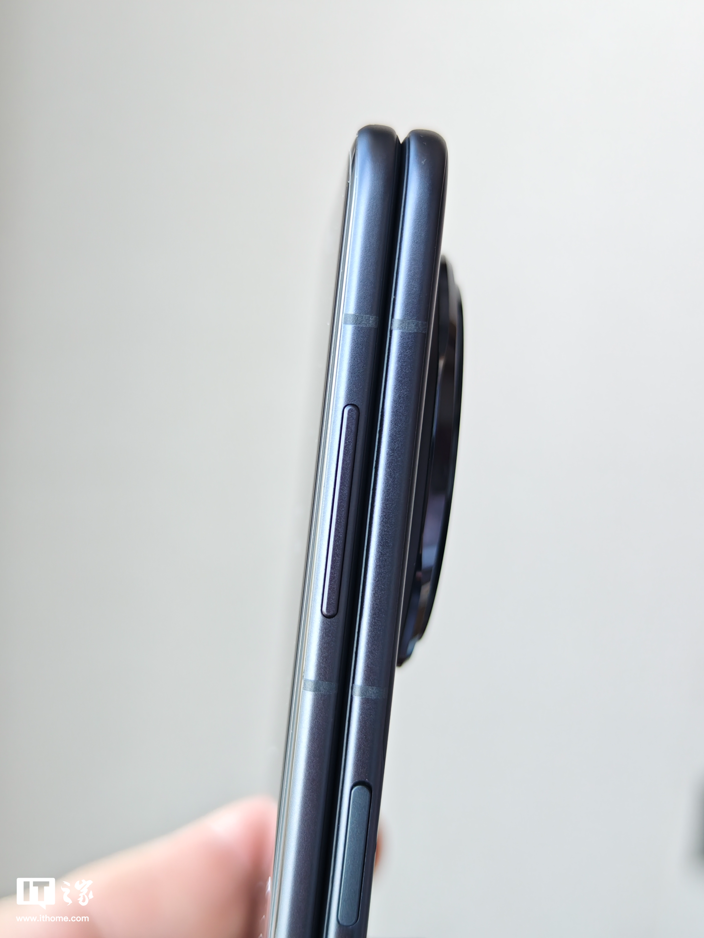 荣耀 Magic V3 实拍！打破 Magic V2 9.9mm 轻薄纪录