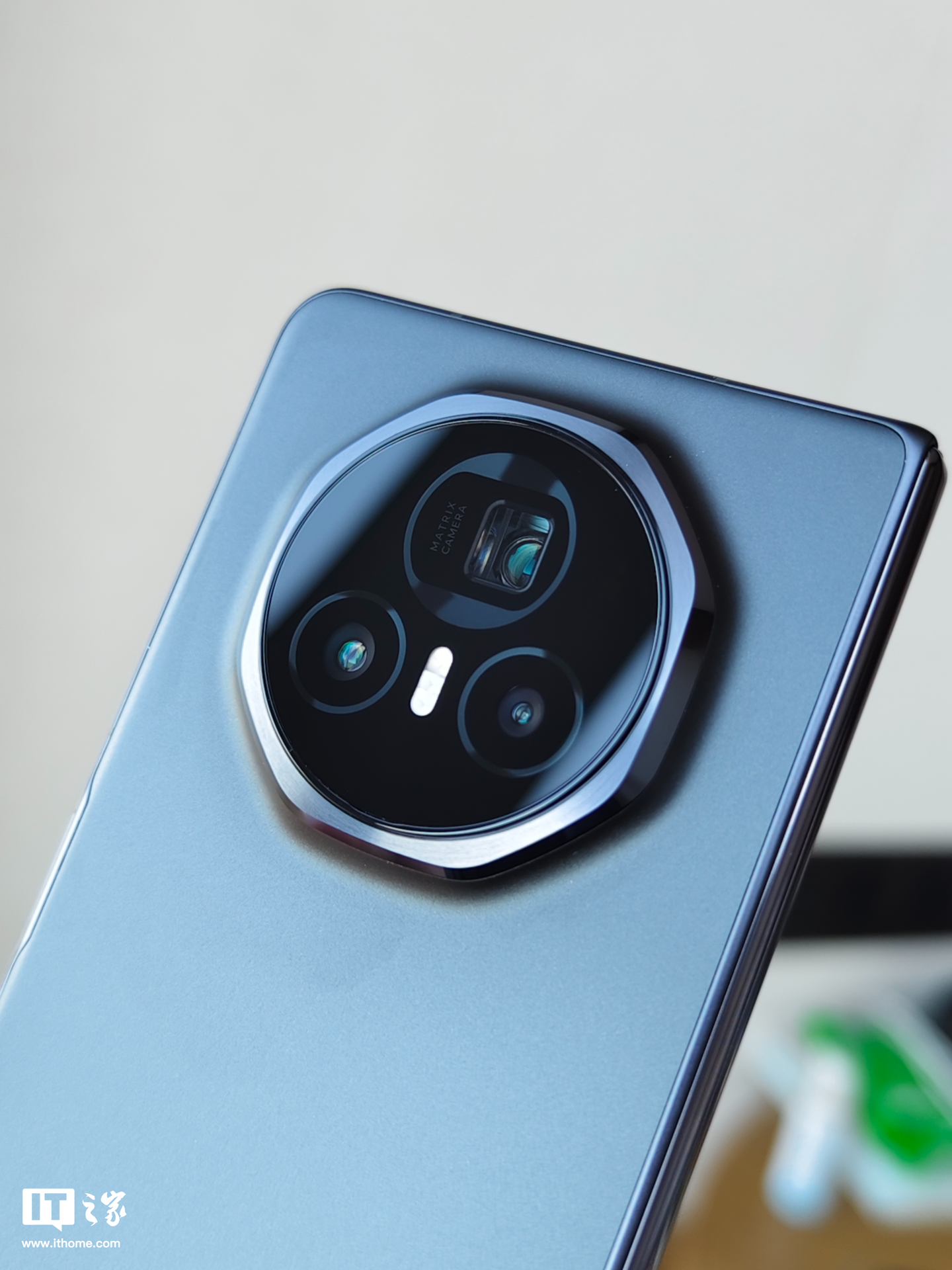 荣耀 Magic V3 实拍!打破 Magic V2 9.9mm 轻薄纪录