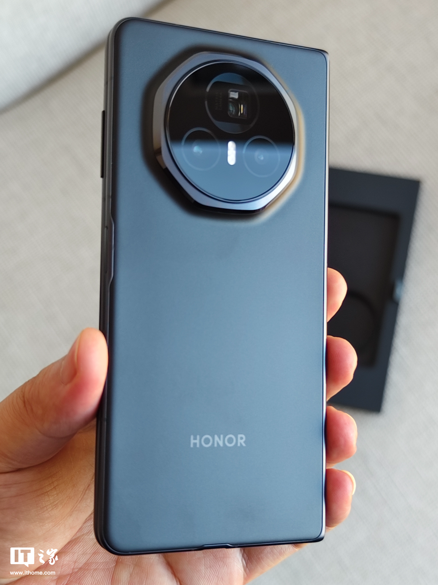 荣耀 Magic V3 实拍!打破 Magic V2 9.9mm 轻薄纪录