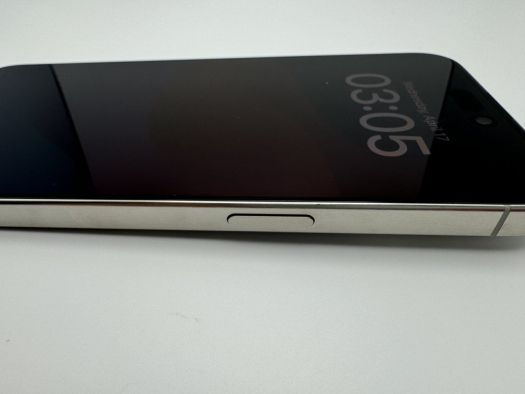 iPhone 15 Pro Max 原型机上手,初探被苹果取消的触觉音量 / 电源按钮