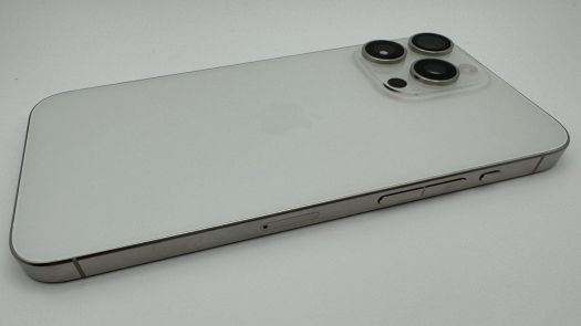 iPhone 15 Pro Max 原型机上手,初探被苹果取消的触觉音量 / 电源按钮