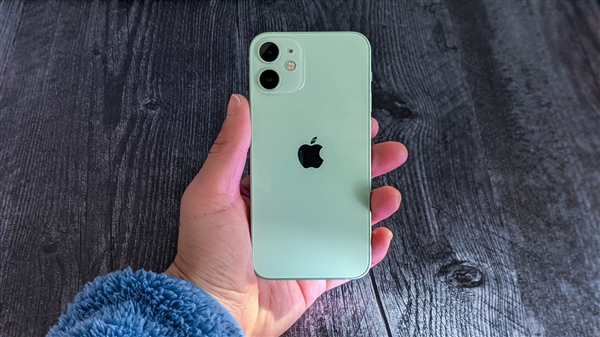 雷军问是否还有人在用iphone mini 网友：用了3年 想找个安卓替代品都没有