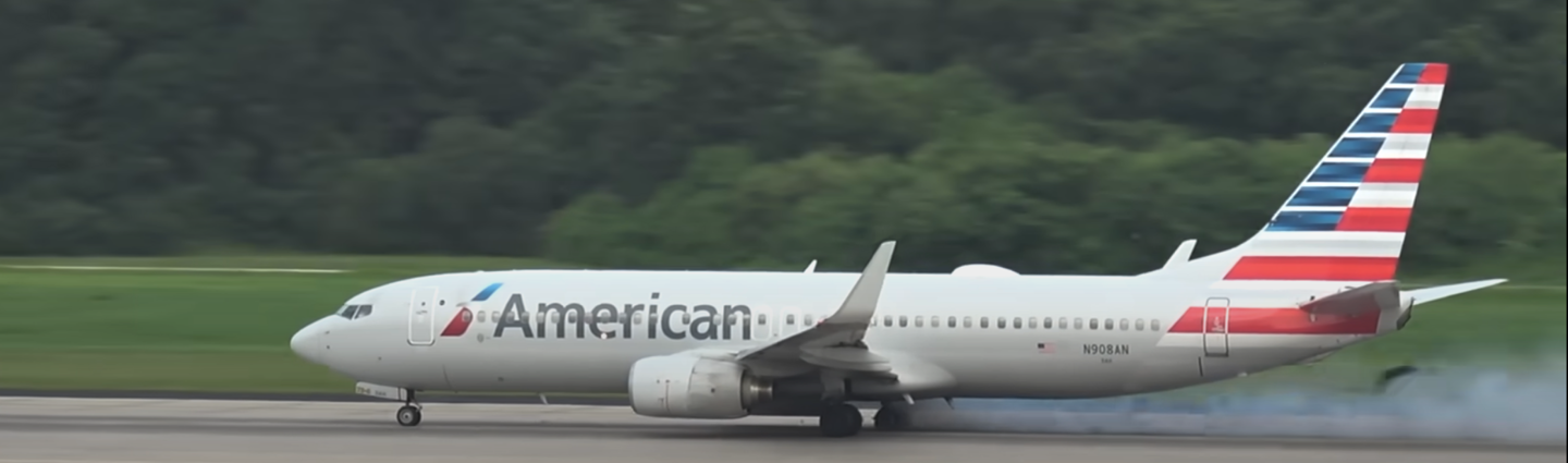 Kemalangan berterusan, sebuah pesawat Boeing 737-800 American Airlines mengalami letupan tayar semasa berlepas