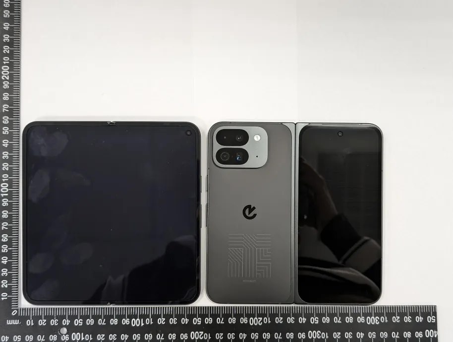 Écran pliable Google Pixel 9 Pro Fold, véritable machine exposée : module de caméra rectangulaire arrondi, téléobjectif périscope