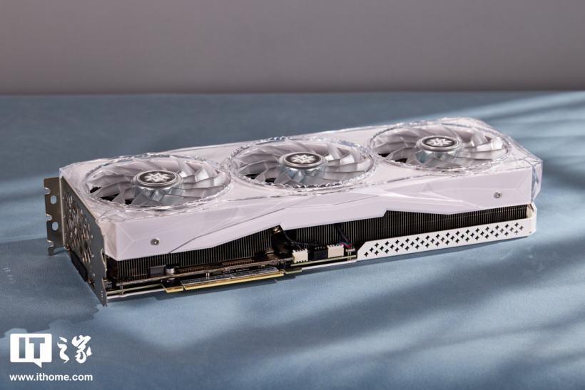 影驰 GEFORCE RTX 4070 Ti SUPER 星曜 OC 显卡图赏：潮流“水晶”外壳，炫彩风扇光环