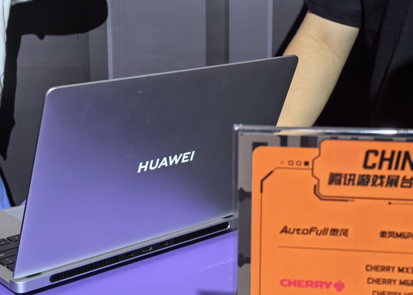 Huawei gaming notebook flashes in ChinaJoy2024: suspected to be named GT, with LOGO light on the exterior