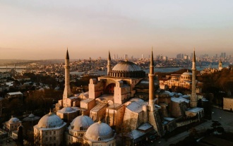 Stablecoins and Meme Coins Dominate Turkish Crypto Market as Inflation Rages