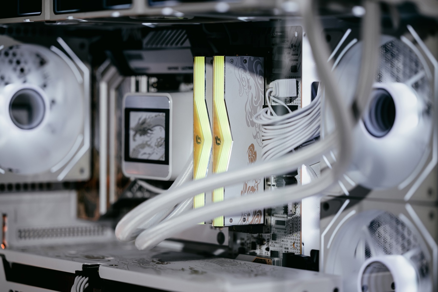 七彩虹推出 iGame 甲辰龙年限定内存,48GB DDR5 6800 套条 1399 元