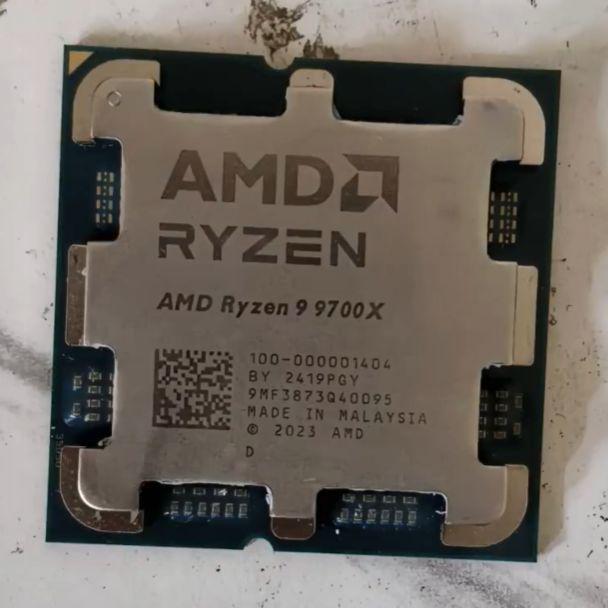 AMD 銳龍 9000 系列延遲發售原因曝光 頂蓋絲印出錯