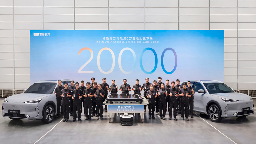 吉利官方直播拆解神盾短刀电池:30万公里实测检验