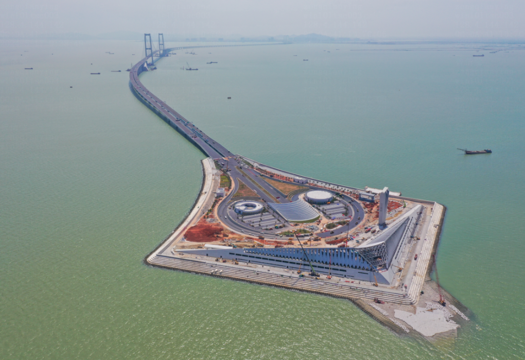 The traffic flow of the Shenzhen-Zhongshan Expressway in the first month was nearly 3 million, accounting for about a quarter of the total traffic flow across the Pearl River Estuary.