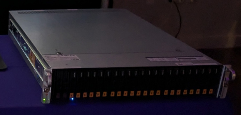 Solidigm 展示 122TB 企业级 QLC 固态硬盘，目标 2025 年初发布