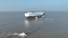 The world's largest car carrier 'Leno Aurora' was delivered in Jiangsu, with a carrying capacity of 9,100 vehicles