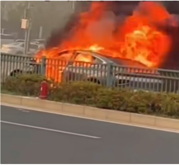 无锡一辆小鹏汽车疑似自燃,官方:初步判定非动力电池起火