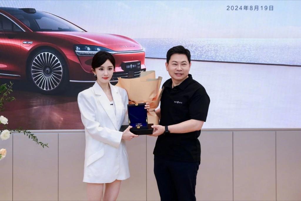 Yang Mi menjadi pemilik pertama Xiangjie S9 dan Yu Chengdong menghantar kereta itu secara peribadi di lokasi