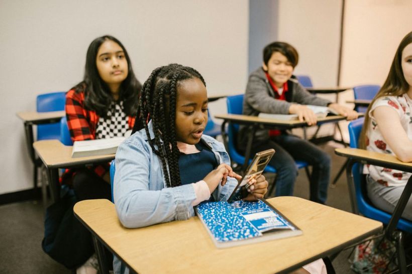 Bolehkah pelajar membawa telefon pintar ke sekolah? Negeri New York sedang meneroka larangan baharu