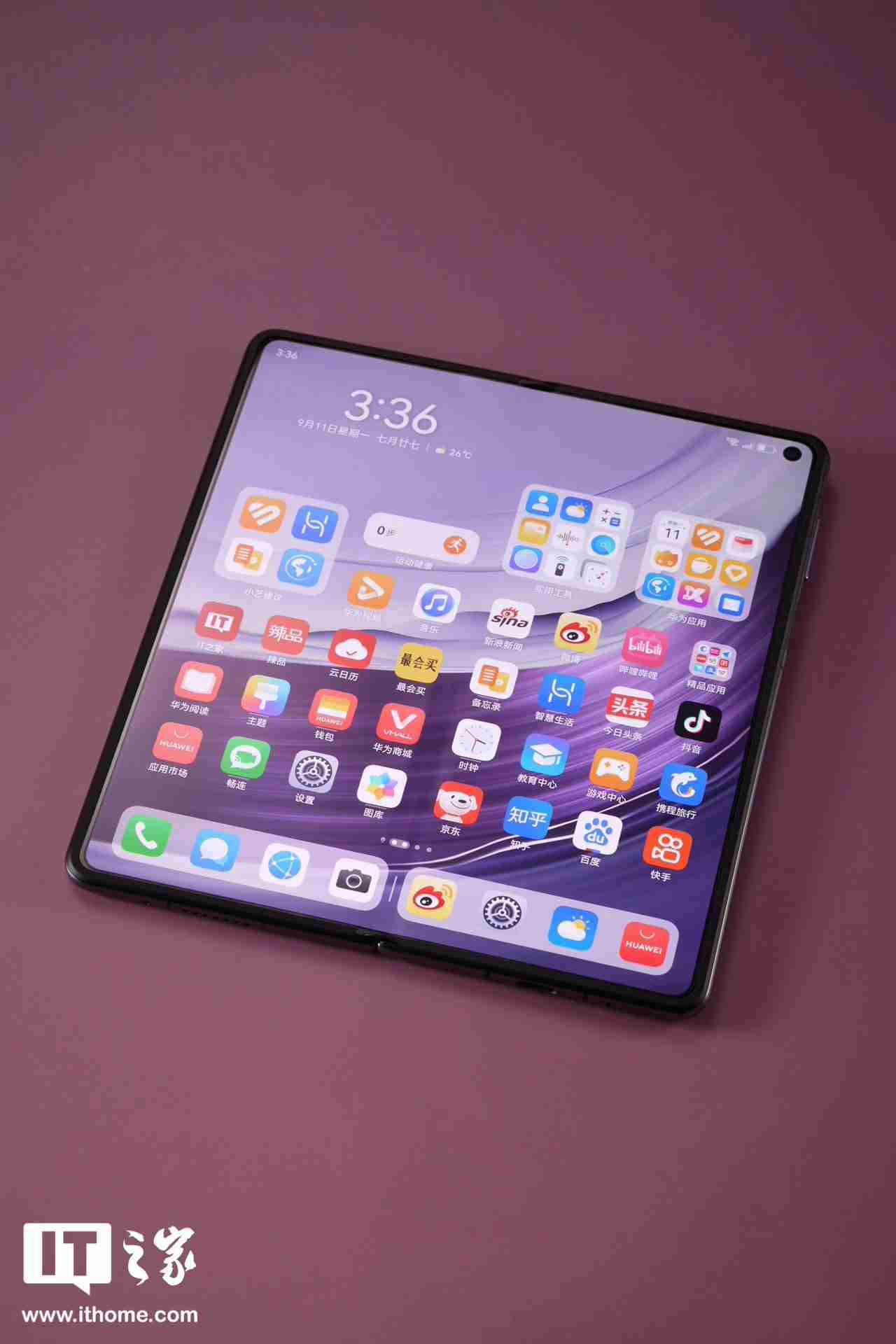 华为Mate X5手机“流体盔甲”揭秘：日常使用与受到冲击时的区别