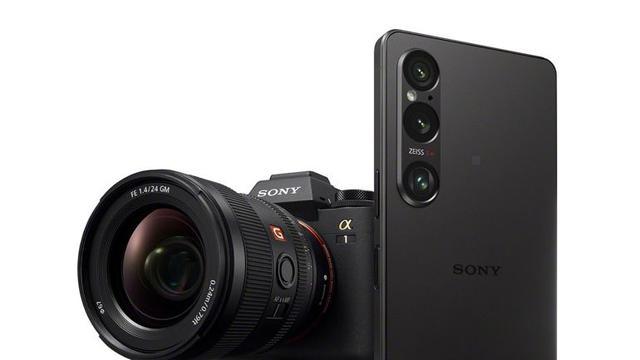 Renderings der roten Version des Sony Xperia 1 VI-Mobiltelefons werden angezeigt, das Bildschirmverhältnis wird auf 19,5:9 geändert