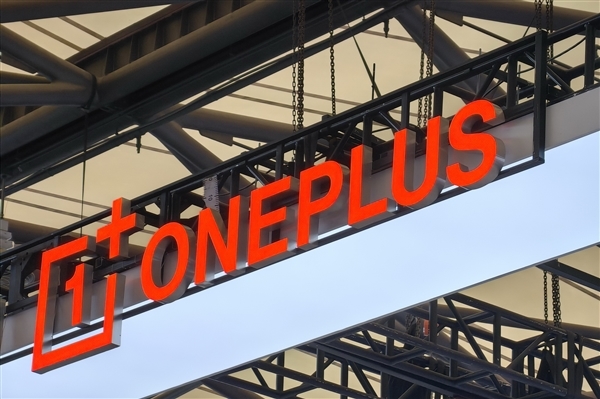 India membuat satu lagi langkah: OnePlus akan dihentikan oleh peruncit, dan Poco sub-jenama Xiaomi juga akan disiasat