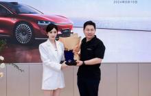 杨幂成为享界 S9 首批车主 余承东现场亲自交车