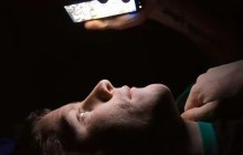 玩手机太难了！关灯玩或诱发青光眼 长时间刷伤气血