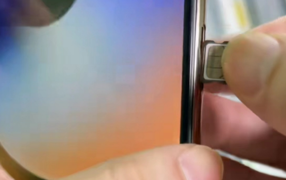 iPhone16Pro在哪插电话卡