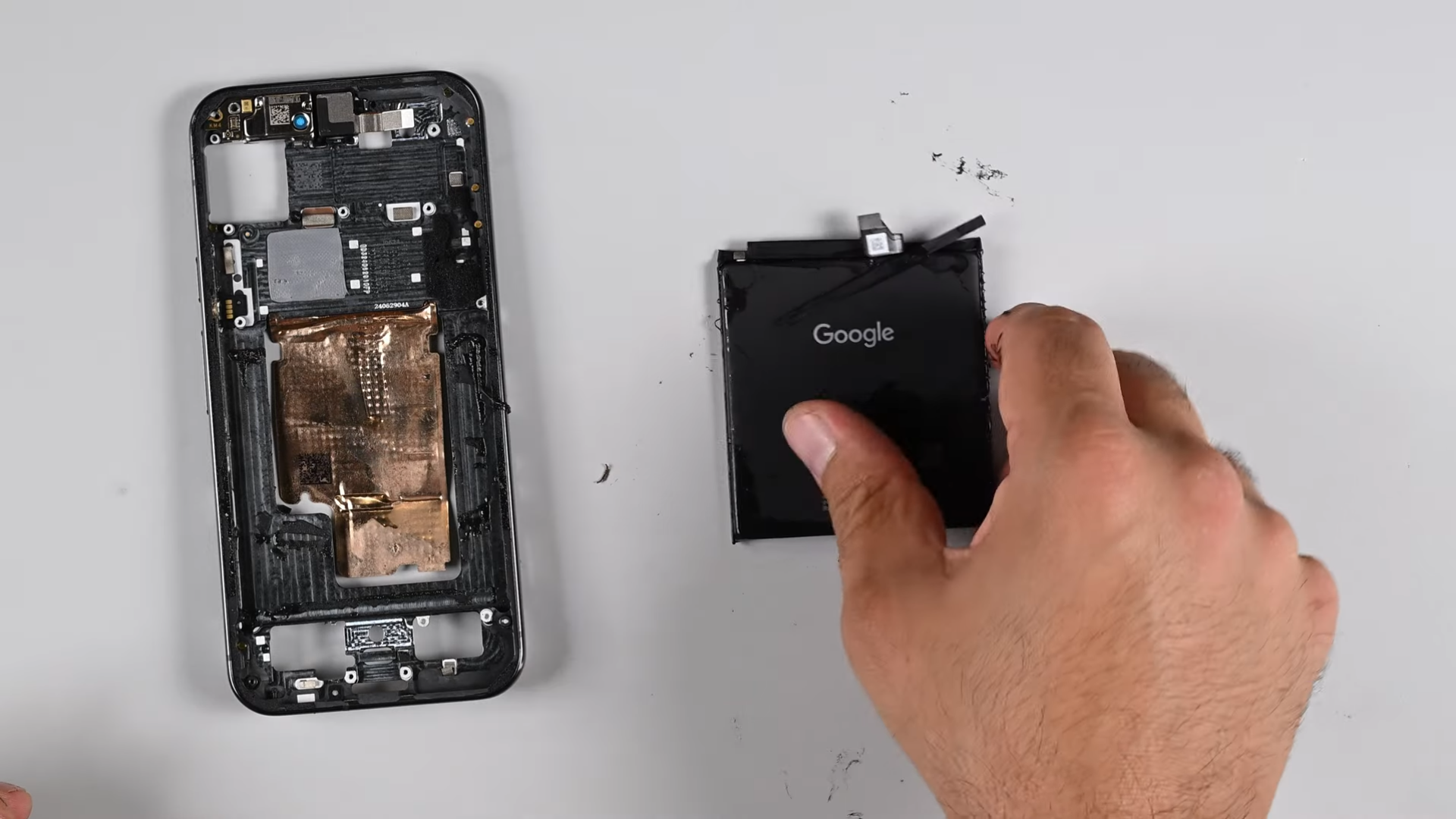 Das Pixel 9 Pro XL erweist sich in neuen Teardown-Videos als alles andere als reparaturfreundlich