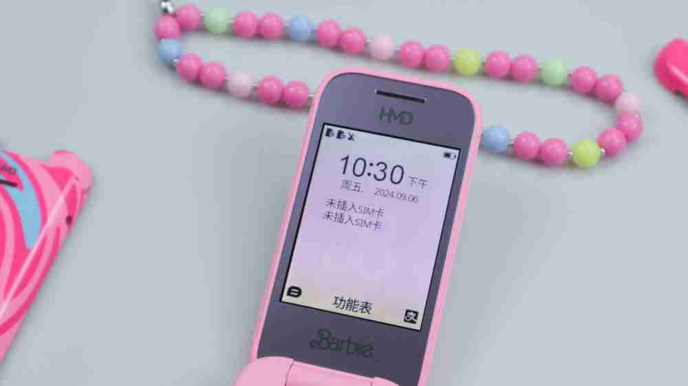 HMD芭比联名翻盖手机评测:有复古,还有点仪式感