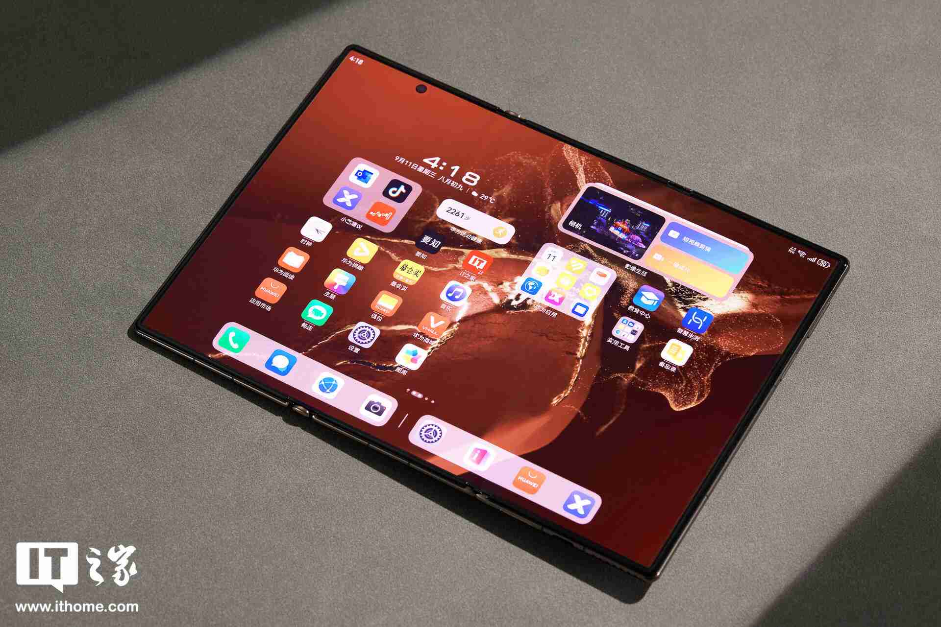 华为 Mate XT 非凡大师图赏:全球首款量产三折叠屏手机,全球最薄 3.6 毫米折叠屏手机