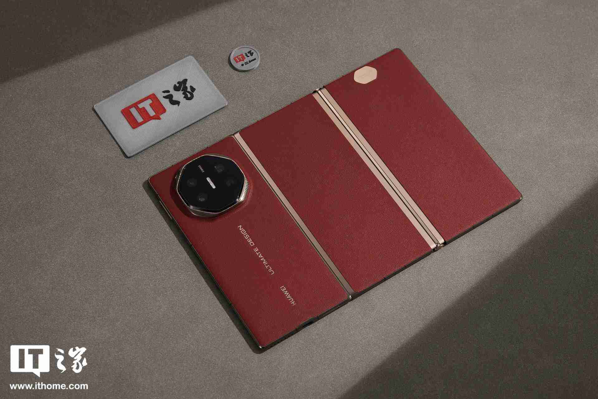 华为 Mate XT 非凡大师图赏:全球首款量产三折叠屏手机,全球最薄 3.6 毫米折叠屏手机