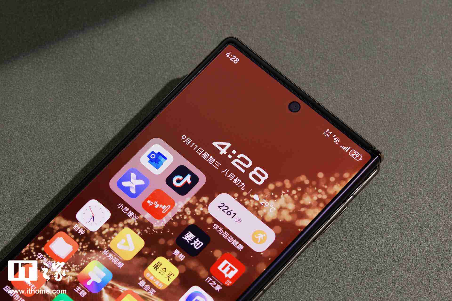 华为 Mate XT 非凡大师图赏:全球首款量产三折叠屏手机,全球最薄 3.6 毫米折叠屏手机