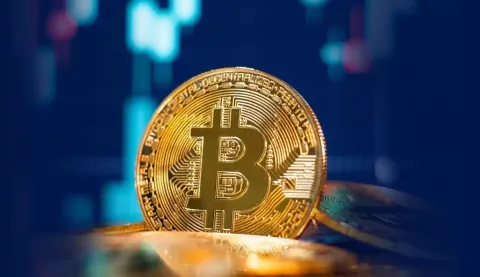 比特币冲上近两个月高点，空头清算放大涨势