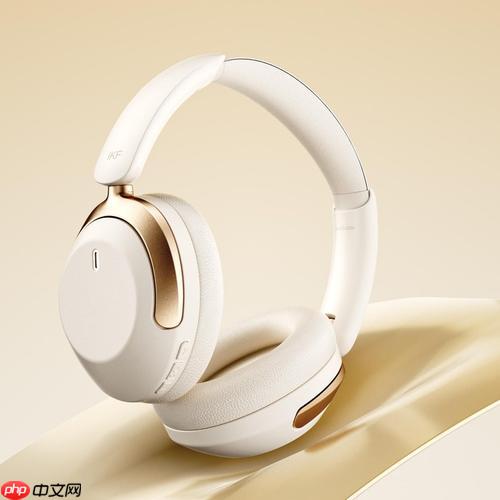 耳机与手机距离远时,连接哪个设备更稳定?