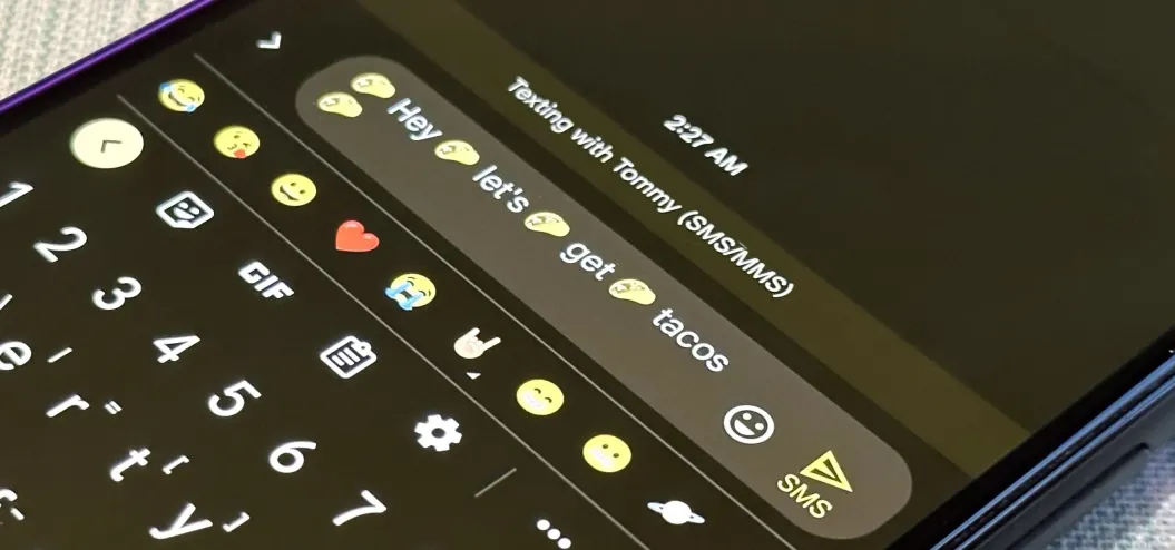 gboard의 새로운 이모티콘 생성기 인 emojify를 사용하여 모든 올바른 이모티콘을 마술처럼 추가하십시오